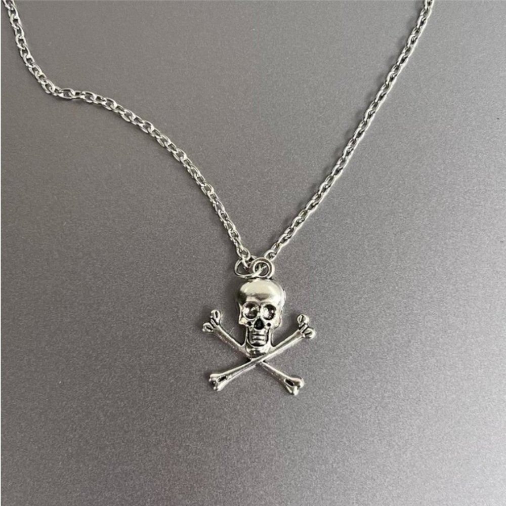 Y2K 2000s vintage style skull and bones grunge emo silver necklace
